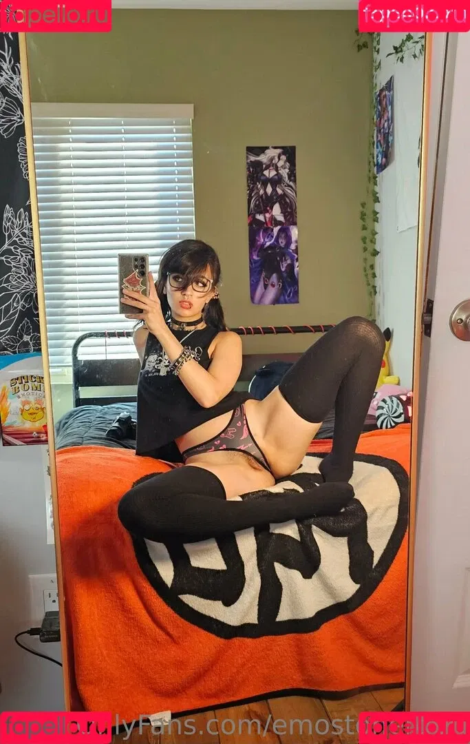 Emostonergorl / Obvious_Confusion699 / emo.stoner.gorl / smolstarcaster Onlyfans Photo Gallery 