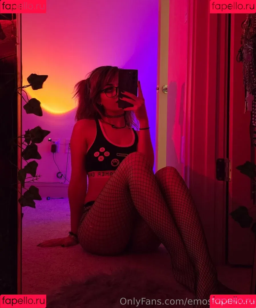 Emostonergorl / Obvious_Confusion699 / emo.stoner.gorl / smolstarcaster Onlyfans Photo Gallery 
