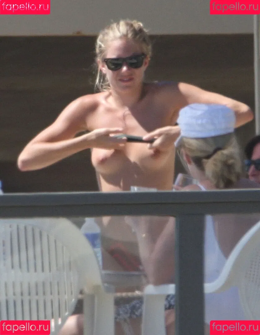 Sienna Miller / siennaonline / siennathing Onlyfans Photo Gallery 
