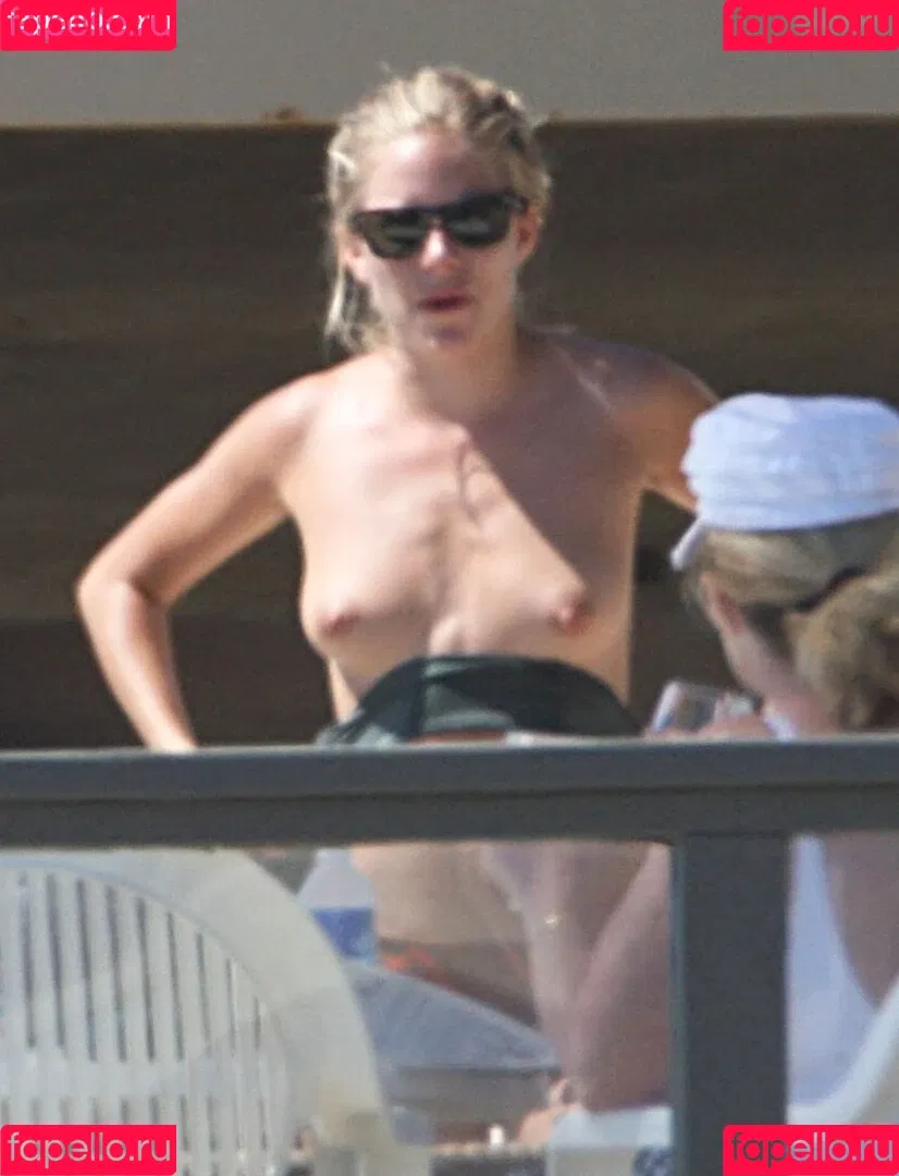 Sienna Miller / siennaonline / siennathing Onlyfans Photo Gallery 