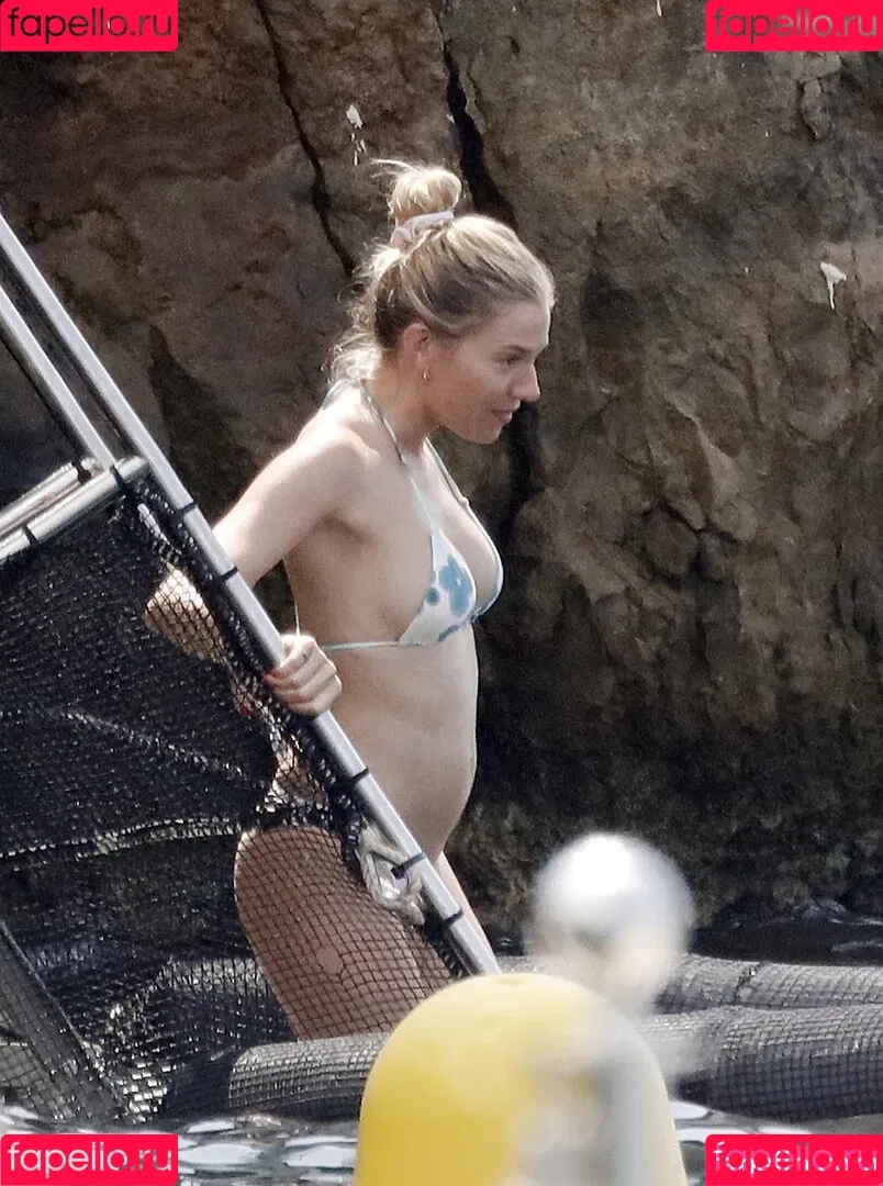 Sienna Miller / siennaonline / siennathing Onlyfans Photo Gallery 