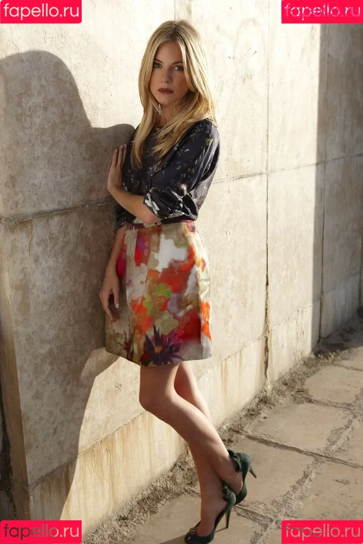 Sienna Miller / siennaonline / siennathing Onlyfans Photo Gallery 