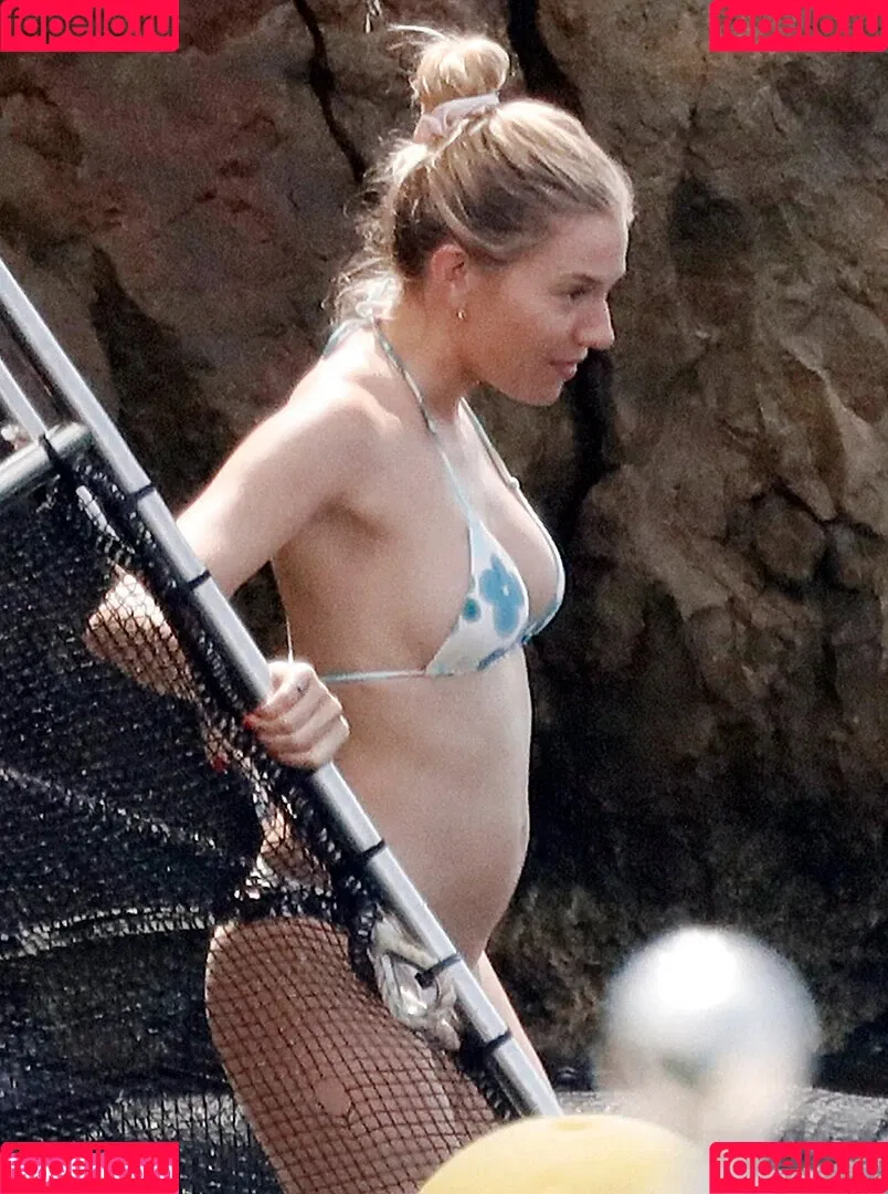 Sienna Miller / siennaonline / siennathing Onlyfans Photo Gallery 