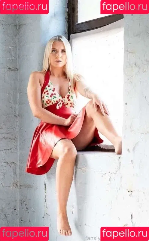 Emily Walters / emilywalters / hotwifeemilyuk / https: Onlyfans Photo Gallery 