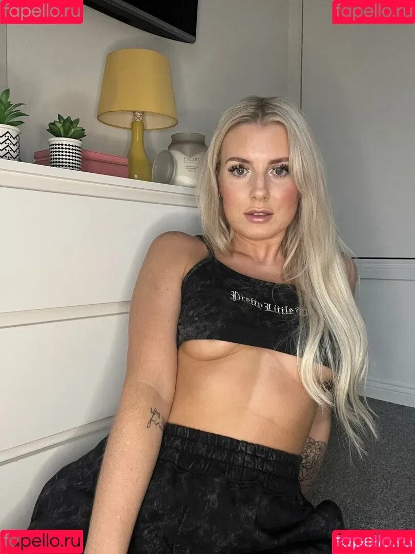 Emily Walters / emilywalters / hotwifeemilyuk / https: Onlyfans Photo Gallery 