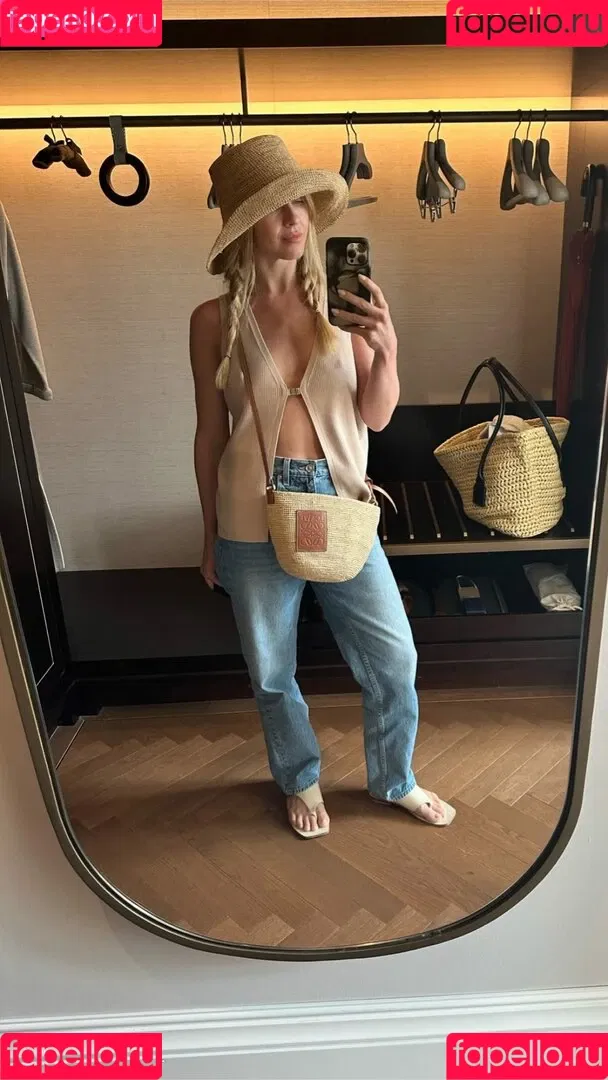 Julianne Hough / juleshough Onlyfans Photo Gallery 