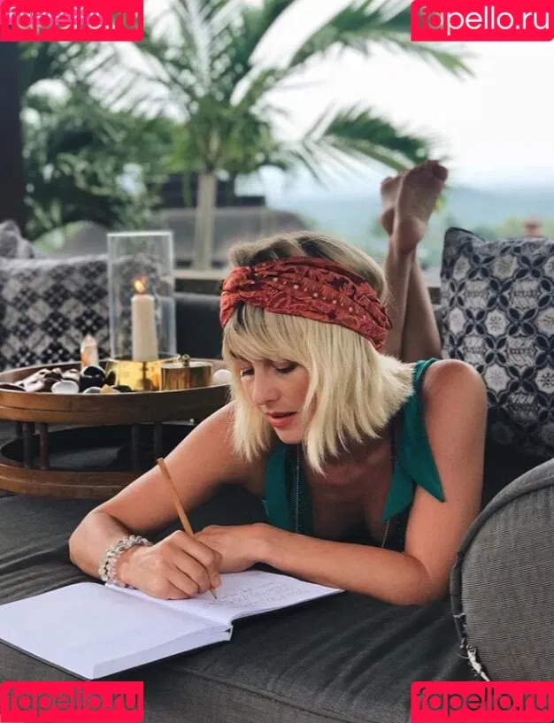 Julianne Hough / juleshough Onlyfans Photo Gallery 