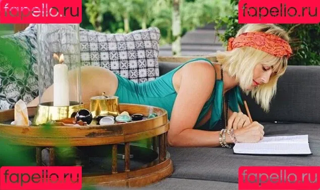Julianne Hough / juleshough Onlyfans Photo Gallery 