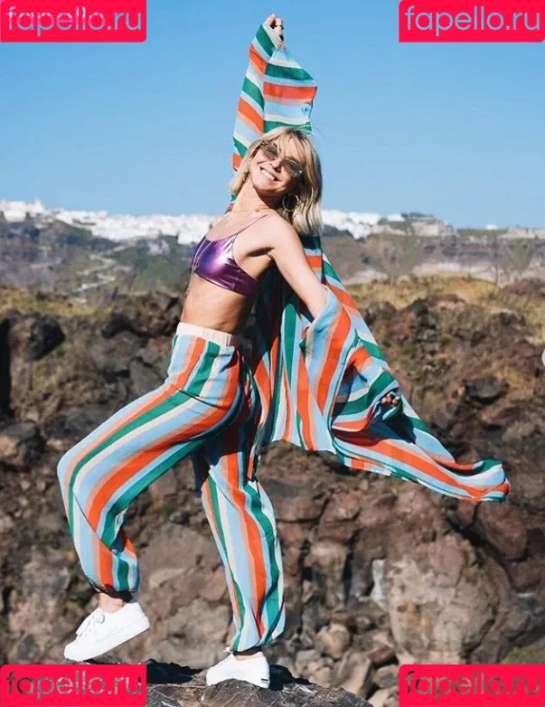 Julianne Hough / juleshough Onlyfans Photo Gallery 