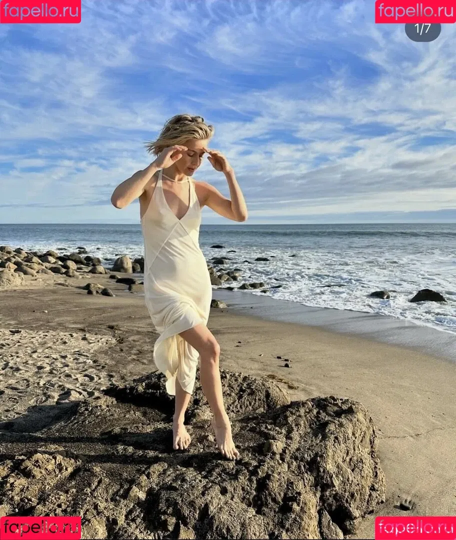 Julianne Hough / juleshough Onlyfans Photo Gallery 