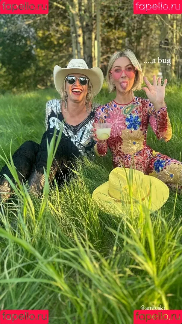 Julianne Hough / juleshough Onlyfans Photo Gallery 