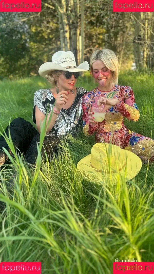 Julianne Hough / juleshough Onlyfans Photo Gallery 