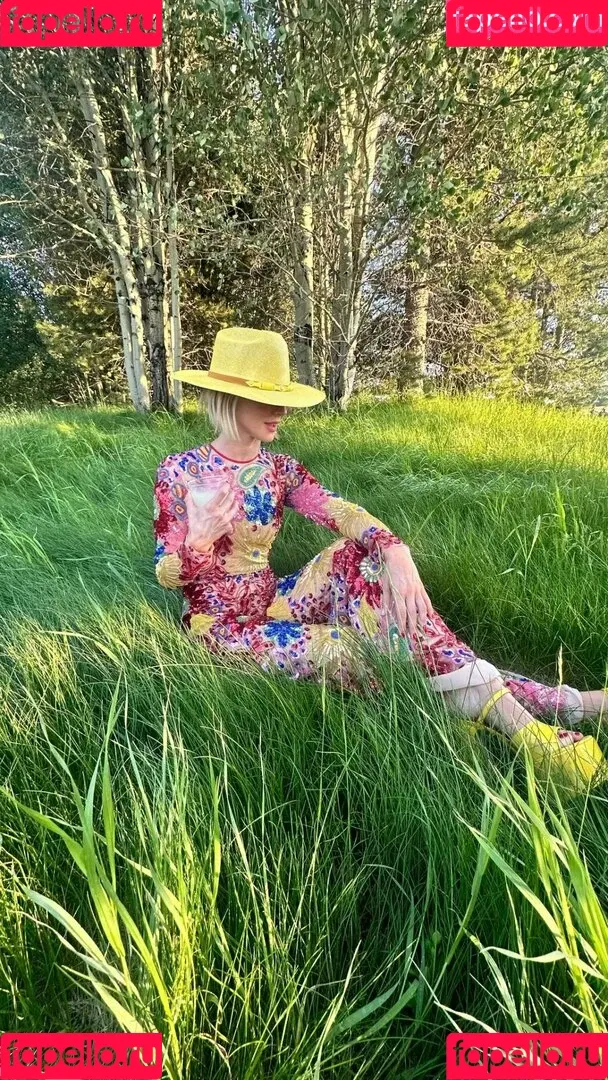 Julianne Hough / juleshough Onlyfans Photo Gallery 