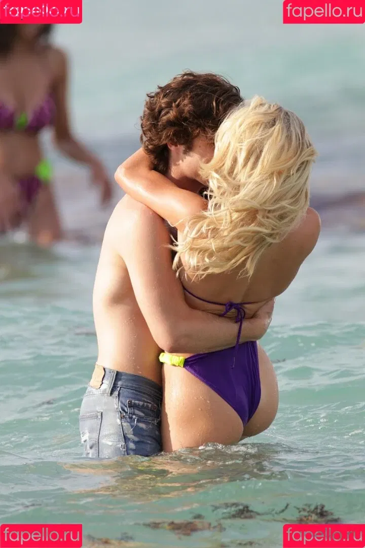 Julianne Hough / juleshough Onlyfans Photo Gallery 