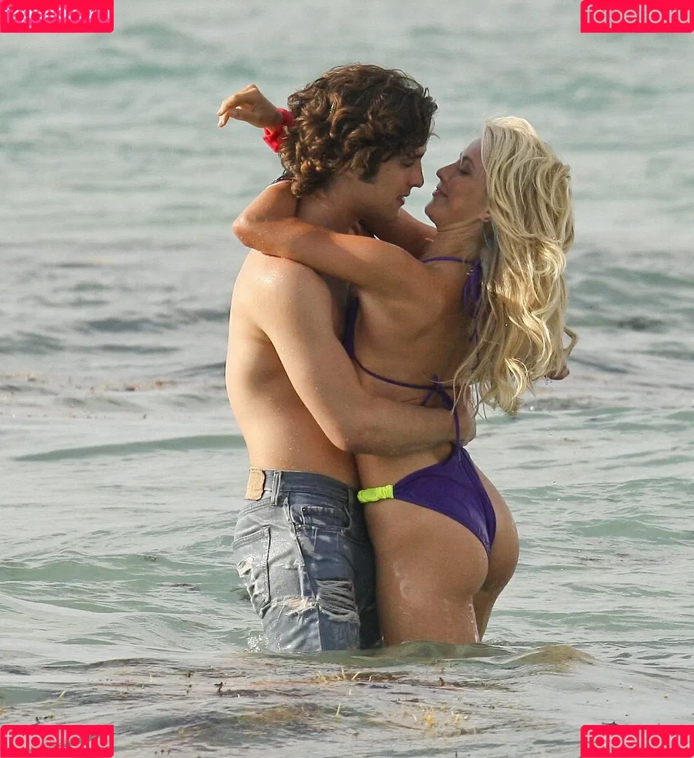 Julianne Hough / juleshough Onlyfans Photo Gallery 