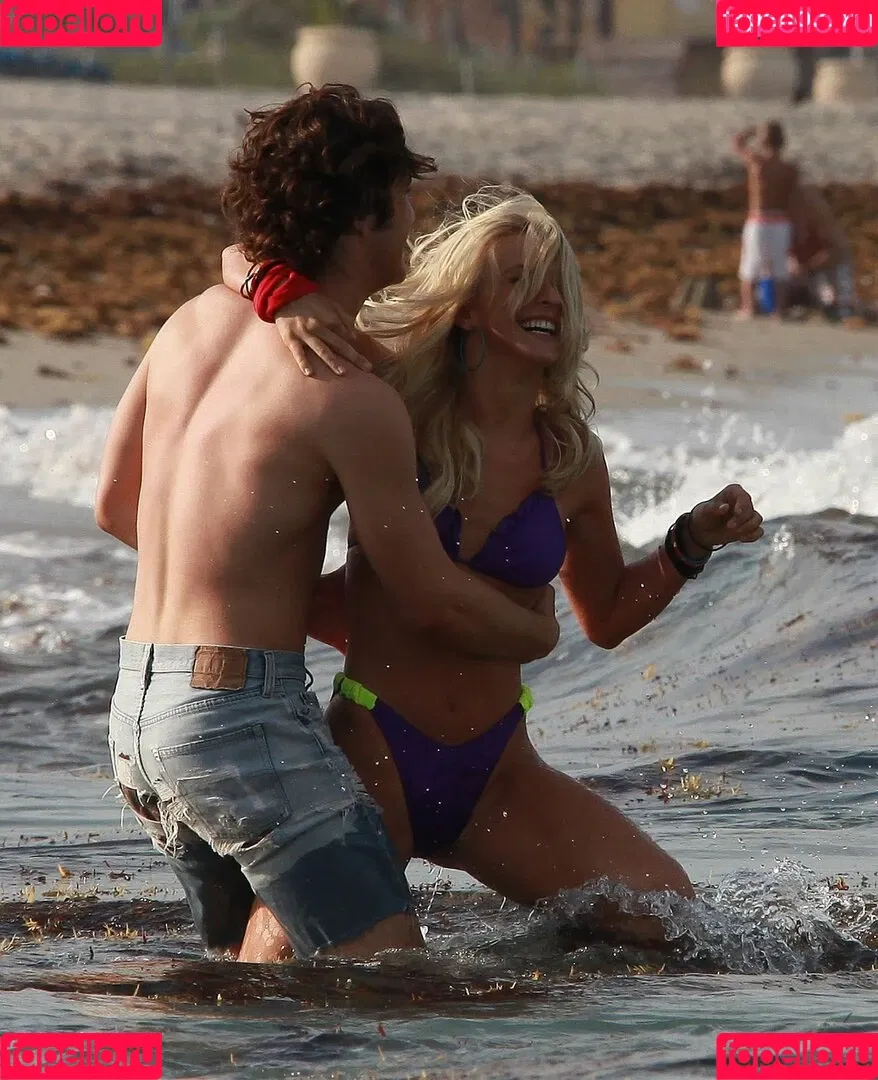Julianne Hough / juleshough Onlyfans Photo Gallery 