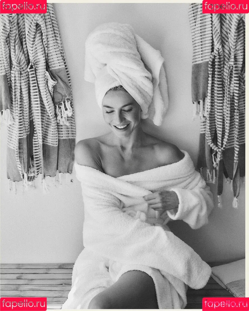 Julianne Hough / juleshough Onlyfans Photo Gallery 