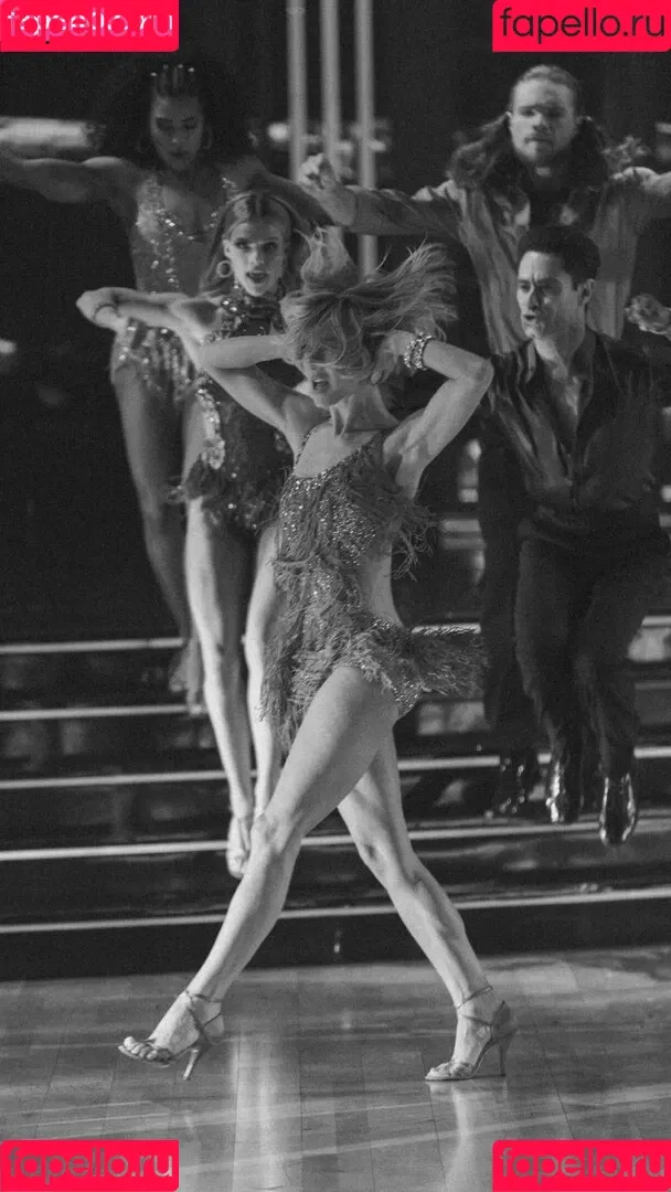 Julianne Hough / juleshough Onlyfans Photo Gallery 