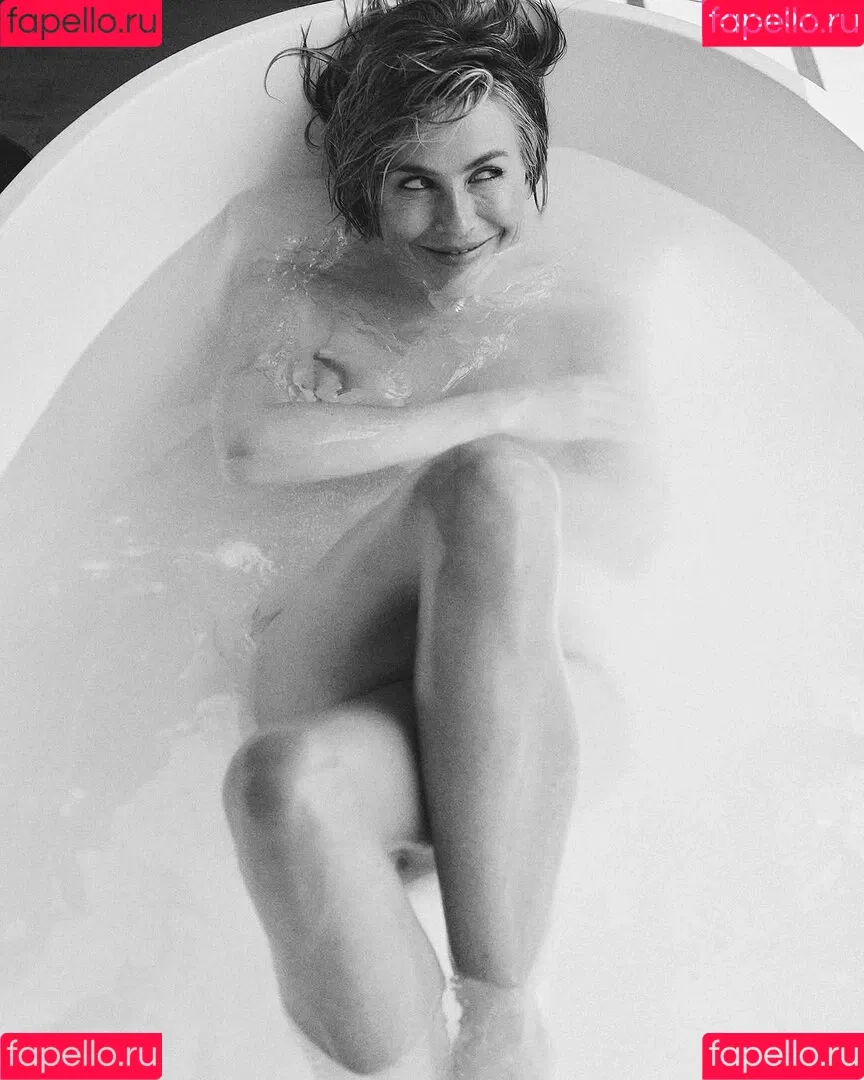 Julianne Hough / juleshough Onlyfans Photo Gallery 
