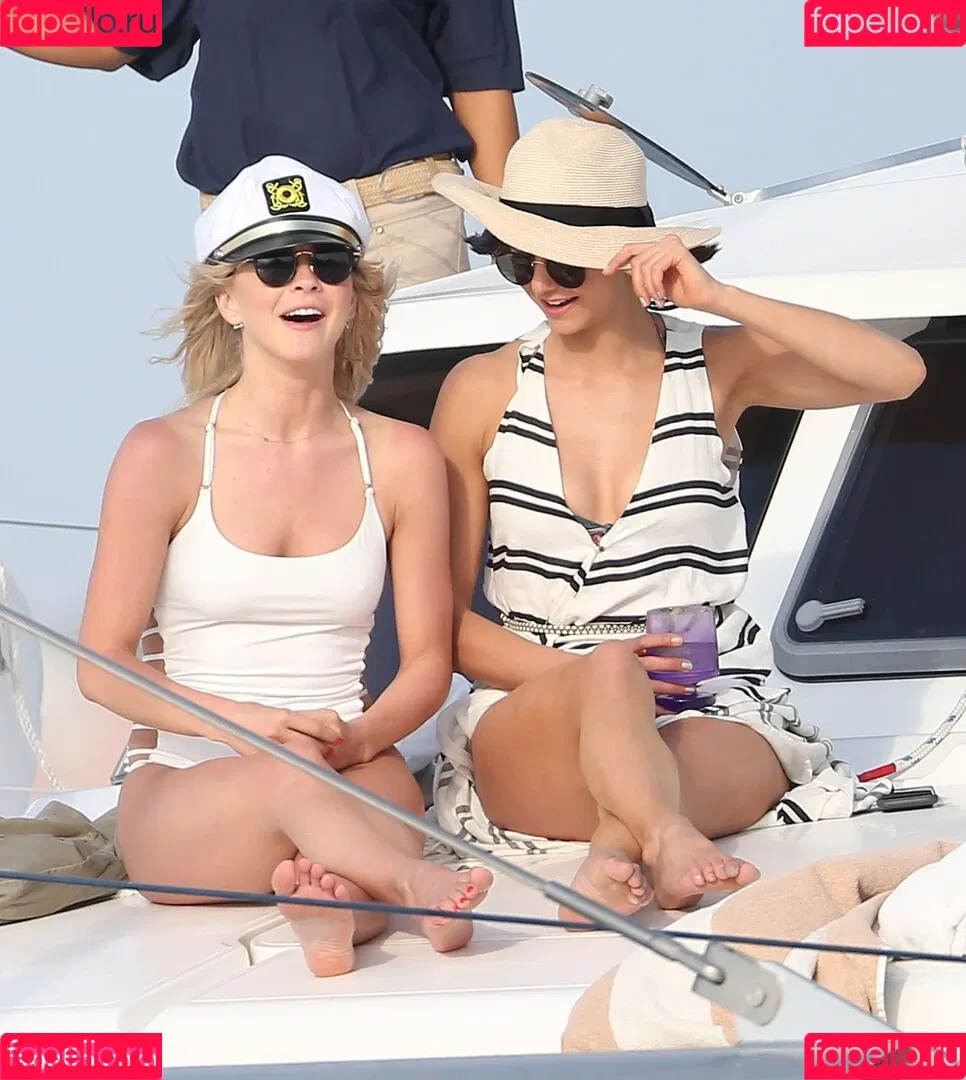 Julianne Hough / juleshough Onlyfans Photo Gallery 