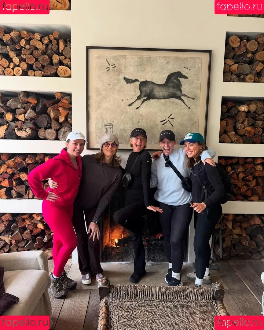 Julianne Hough / juleshough Onlyfans Photo Gallery 
