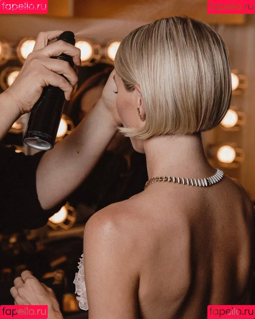 Julianne Hough / juleshough Onlyfans Photo Gallery 