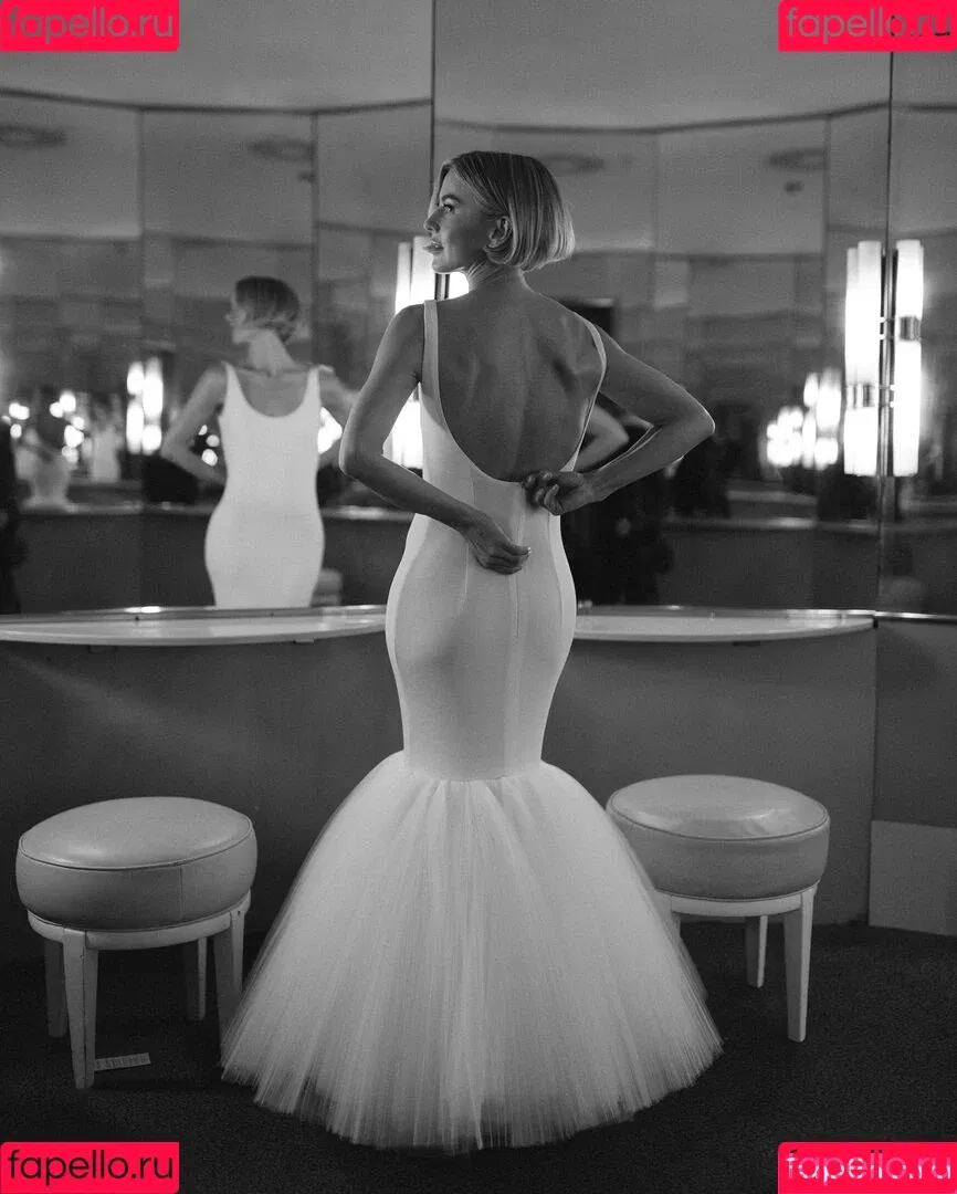 Julianne Hough / juleshough Onlyfans Photo Gallery 