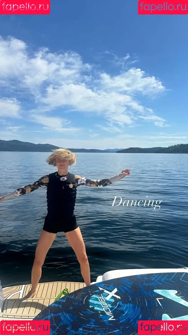 Julianne Hough / juleshough Onlyfans Photo Gallery 