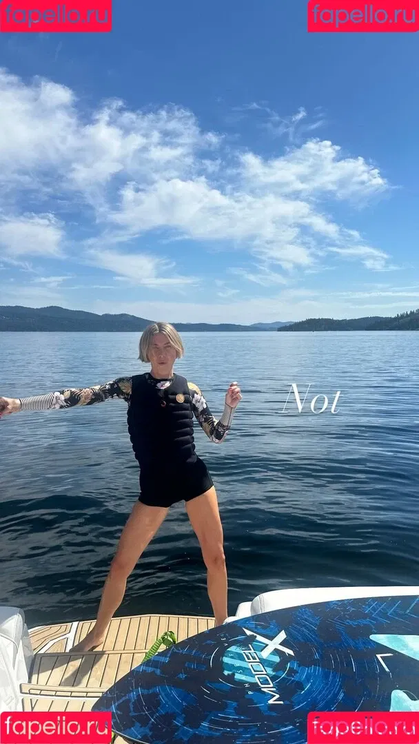 Julianne Hough / juleshough Onlyfans Photo Gallery 