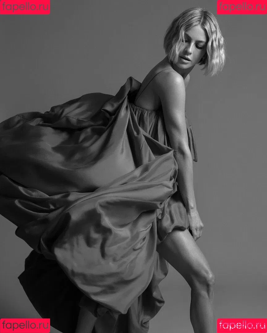 Julianne Hough / juleshough Onlyfans Photo Gallery 