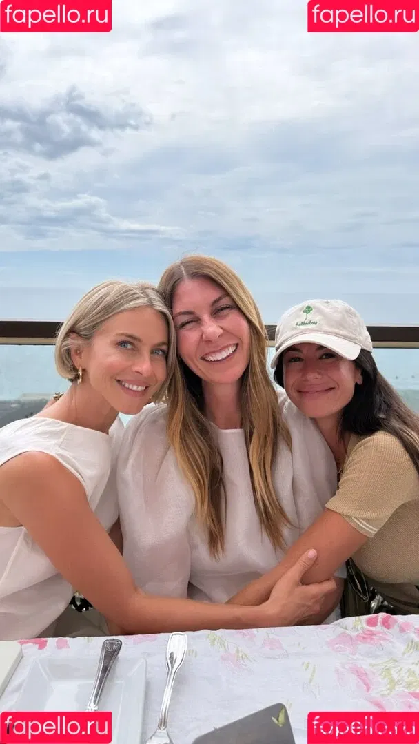 Julianne Hough / juleshough Onlyfans Photo Gallery 