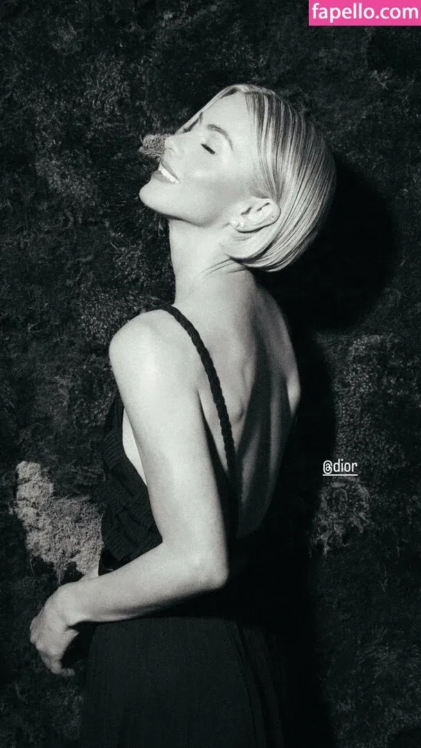 Julianne Hough / juleshough Onlyfans Photo Gallery 