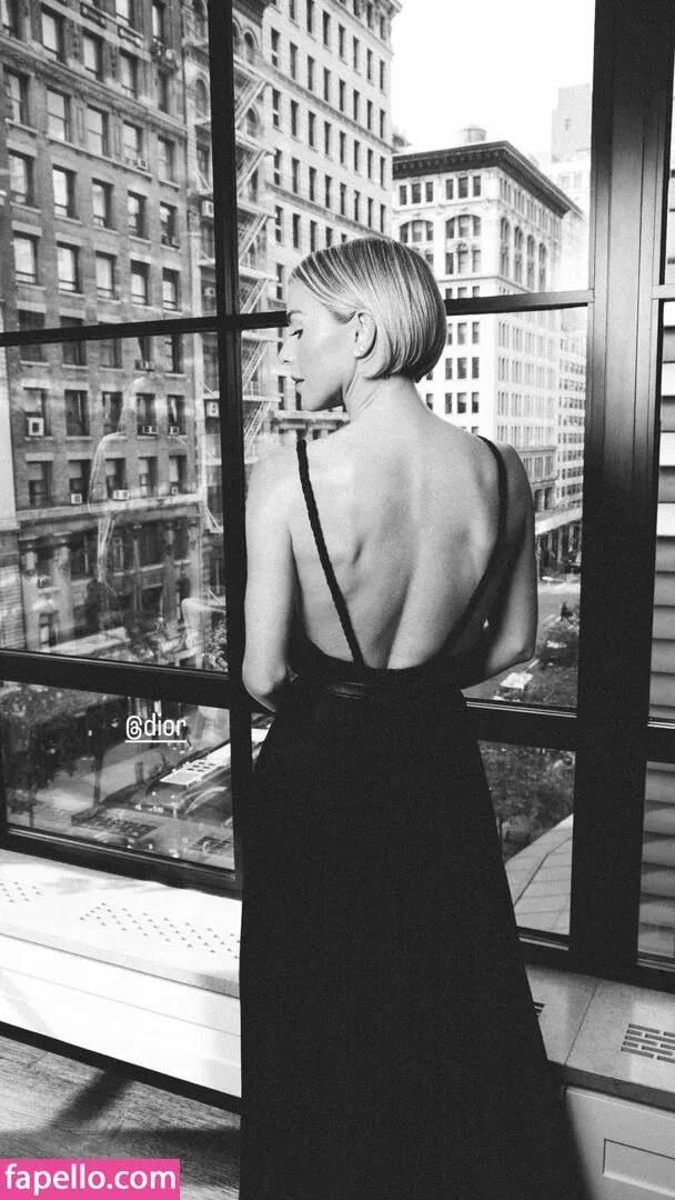 Julianne Hough / juleshough Onlyfans Photo Gallery 