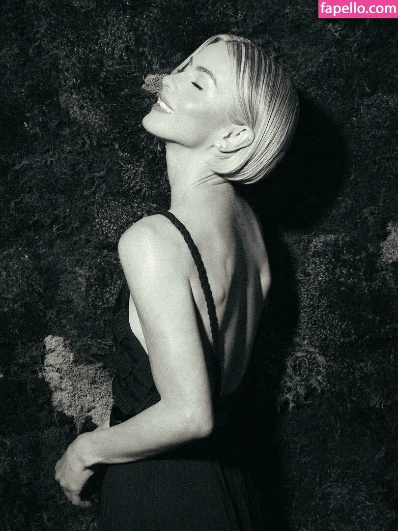 Julianne Hough / juleshough Onlyfans Photo Gallery 