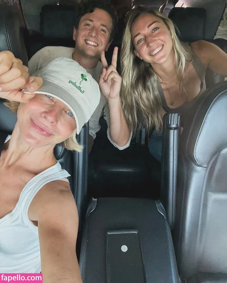 Julianne Hough / juleshough Onlyfans Photo Gallery 