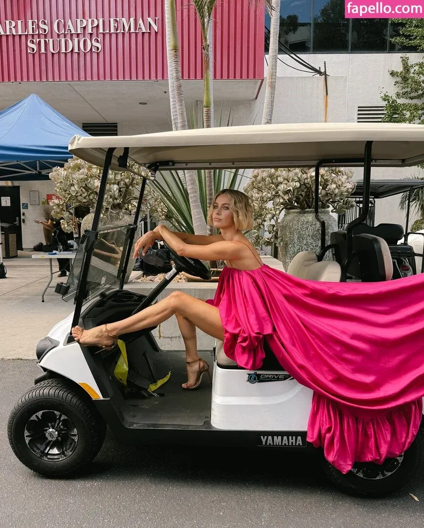 Julianne Hough / juleshough Onlyfans Photo Gallery 