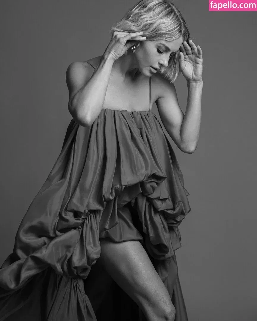 Julianne Hough / juleshough Onlyfans Photo Gallery 