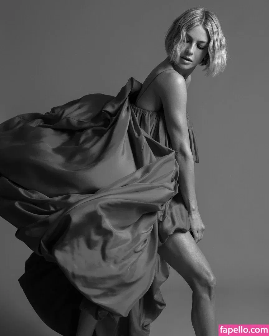 Julianne Hough / juleshough Onlyfans Photo Gallery 