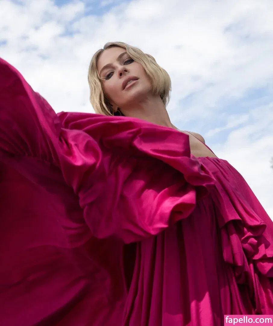 Julianne Hough / juleshough Onlyfans Photo Gallery 