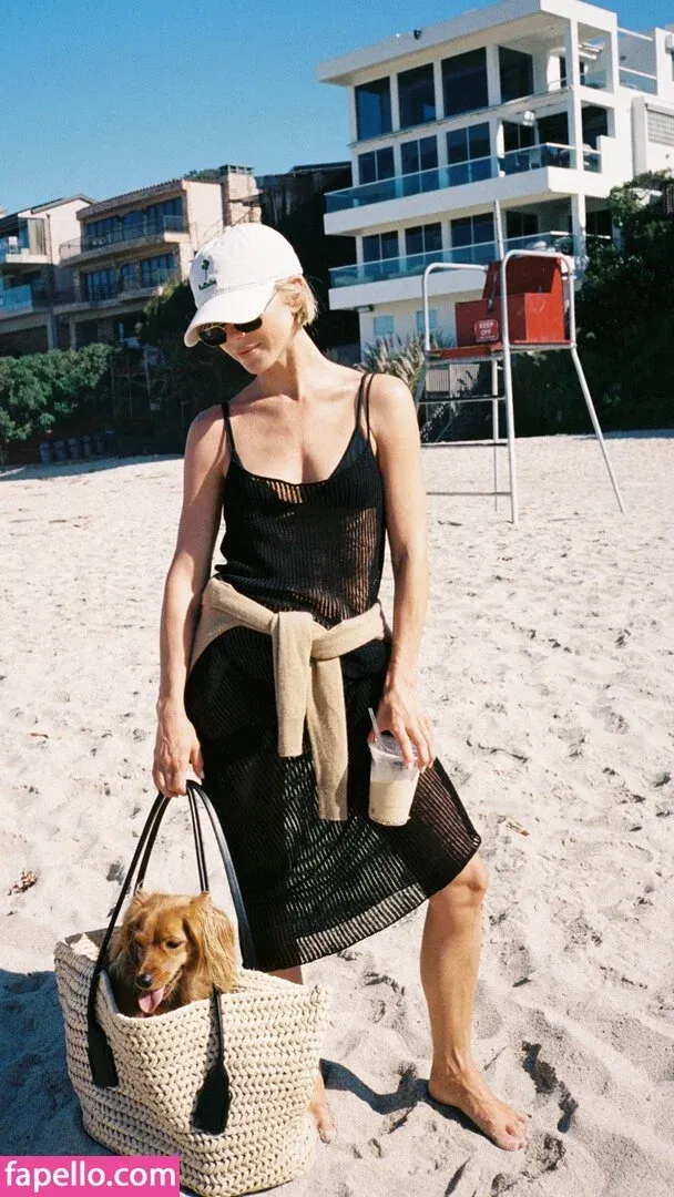 Julianne Hough / juleshough Onlyfans Photo Gallery 