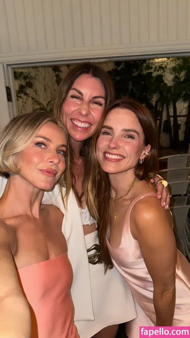 Julianne Hough / juleshough Onlyfans Photo Gallery 