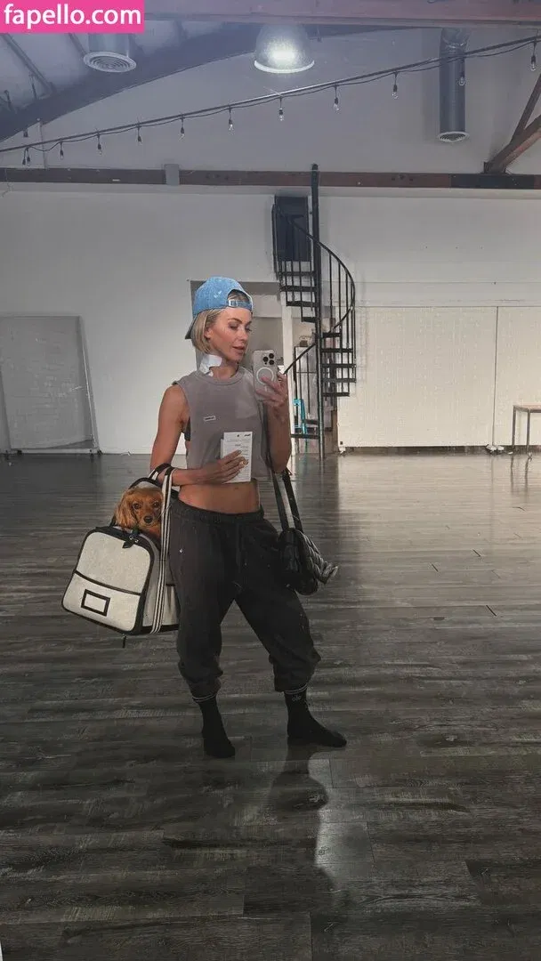 Julianne Hough / juleshough Onlyfans Photo Gallery 