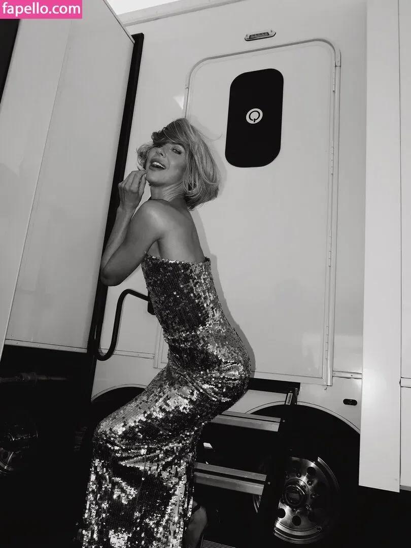 Julianne Hough / juleshough Onlyfans Photo Gallery 