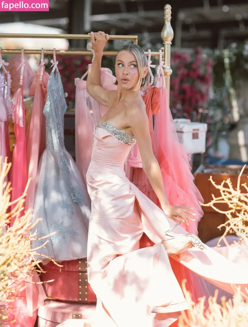 Julianne Hough / juleshough Onlyfans Photo Gallery 