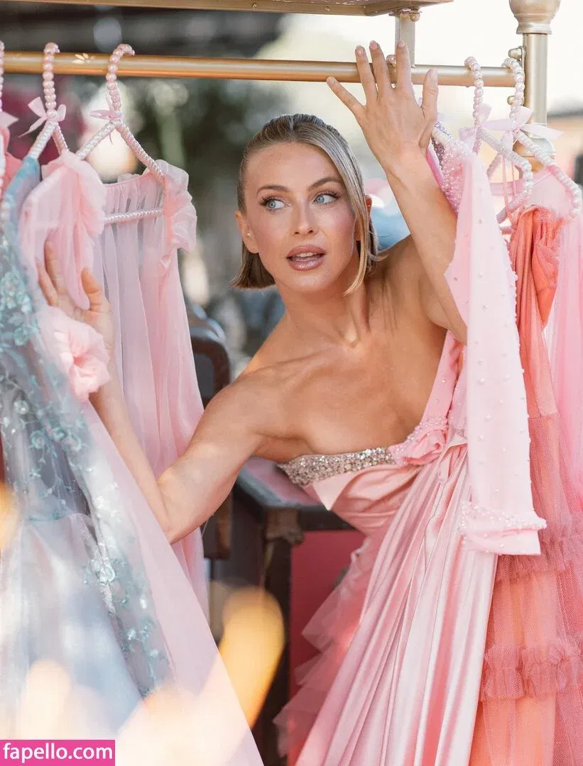 Julianne Hough / juleshough Onlyfans Photo Gallery 