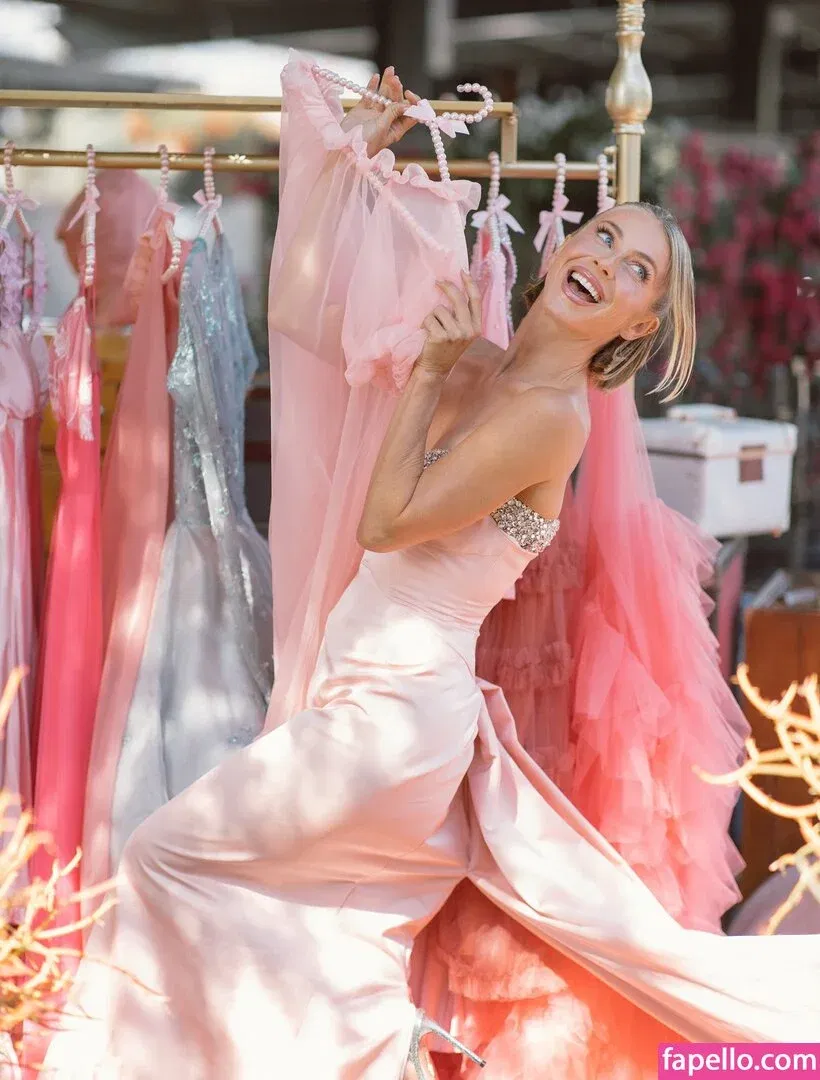 Julianne Hough / juleshough Onlyfans Photo Gallery 