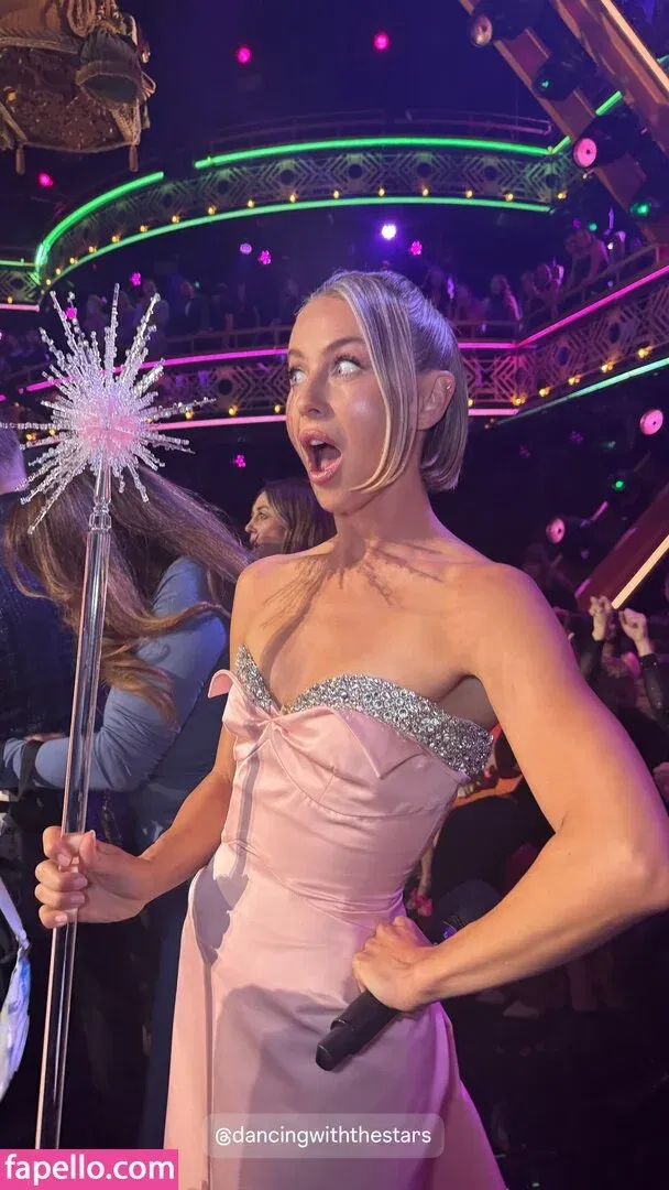 Julianne Hough / juleshough Onlyfans Photo Gallery 