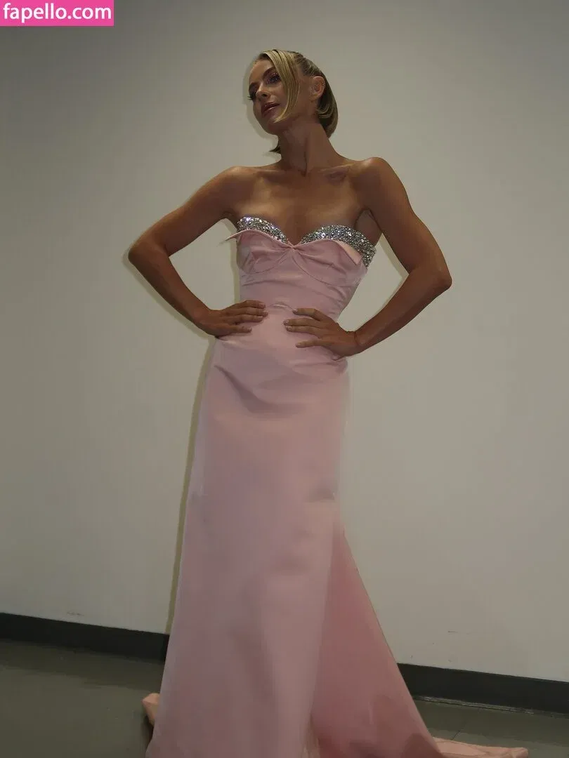 Julianne Hough / juleshough Onlyfans Photo Gallery 