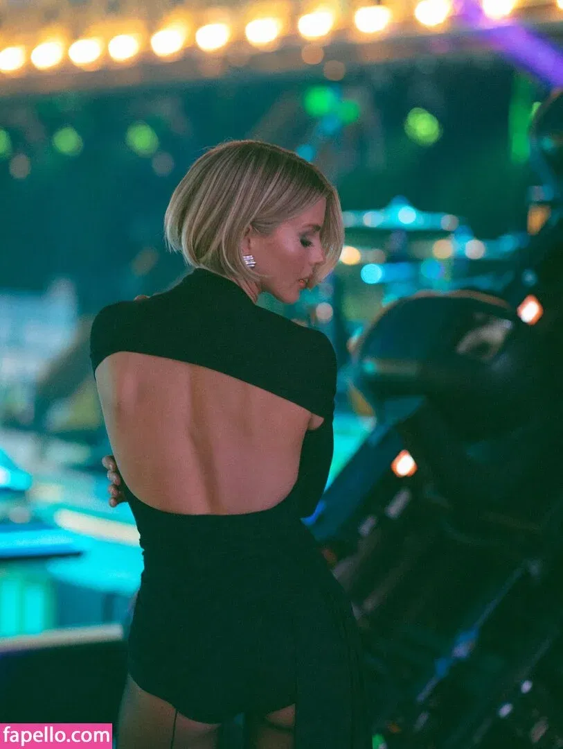 Julianne Hough / juleshough Onlyfans Photo Gallery 