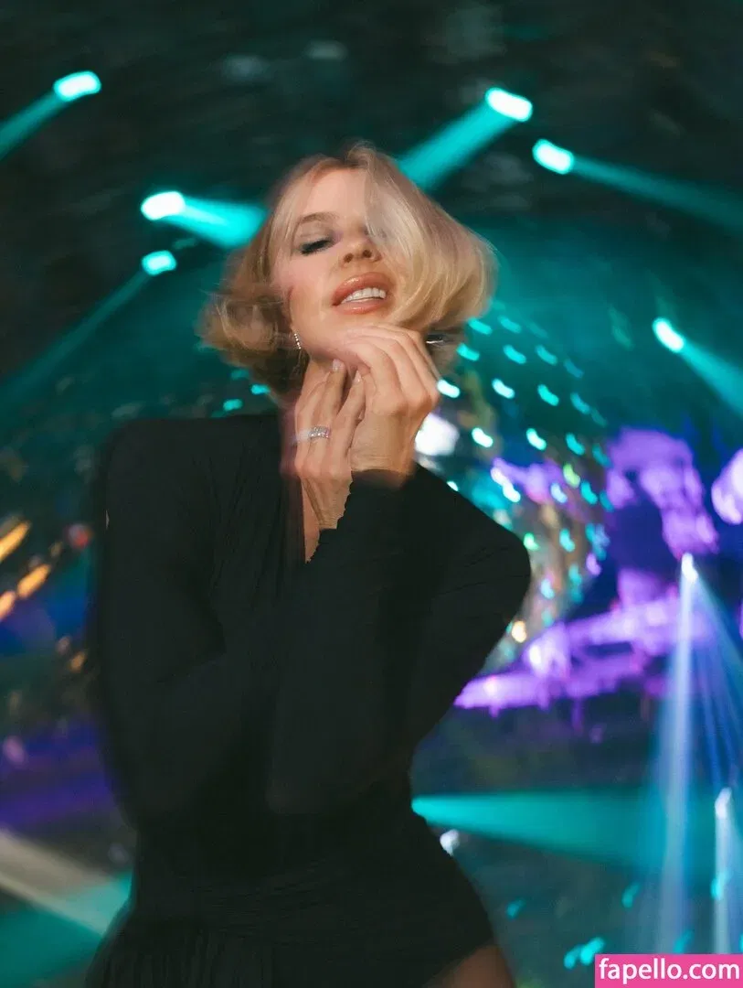 Julianne Hough / juleshough Onlyfans Photo Gallery 